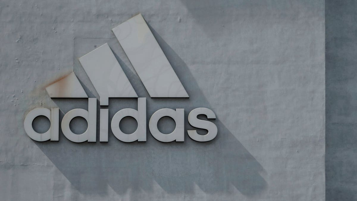 Sign Adidas