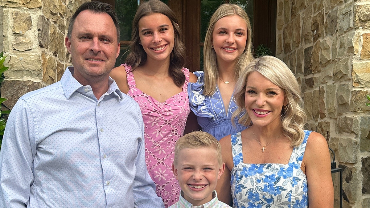 Steven, McKenzie, Blakely, Brooks, Beth. In a remarkable story of selflessness and hope, two former high school classmates who had not spoken for more than twenty years are now forever connected through the gift of life. After a diagnosis of colon cancer of stage four, Steven Register, 42, a former professional basketball player who is now autonomous and lives in Auburn, Alabama, went to a liver transplant as his best survival hope. His wife, 41, a self -employed, supported him through surgeries and helped spread the word on social media in search of a living donor. The 40 -year -old Steven's Steven High School Example of Steven Johnston Professor in Roswell, Georgia, advanced to offer part of his liver.