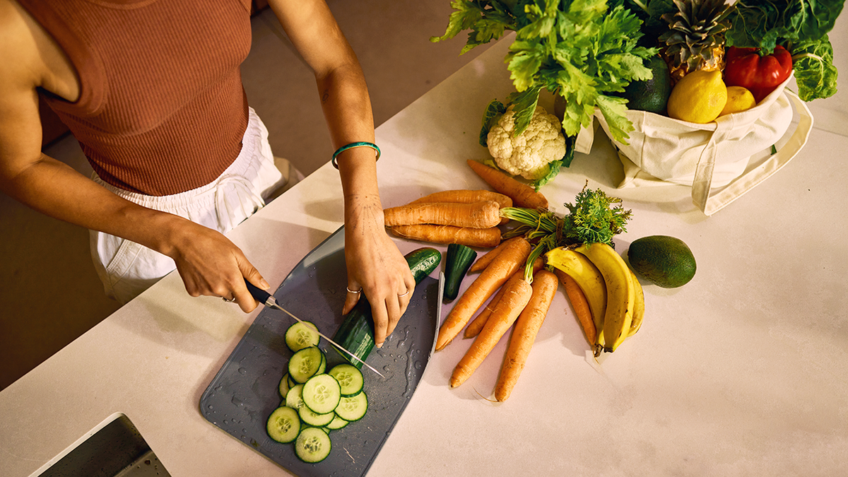 Woman who prepares vegetables